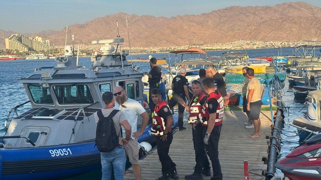 פינוי פצועים מזירת התהפכות הסירה באילת