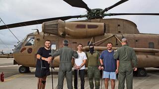 מימין: הקברניט רס"ן פ' הטייס, אלון הינדי, הרופא רס"מ ד"ר נ', אייל כהן, המכונאי המוטס רס"ן ח' ודביר דנגור