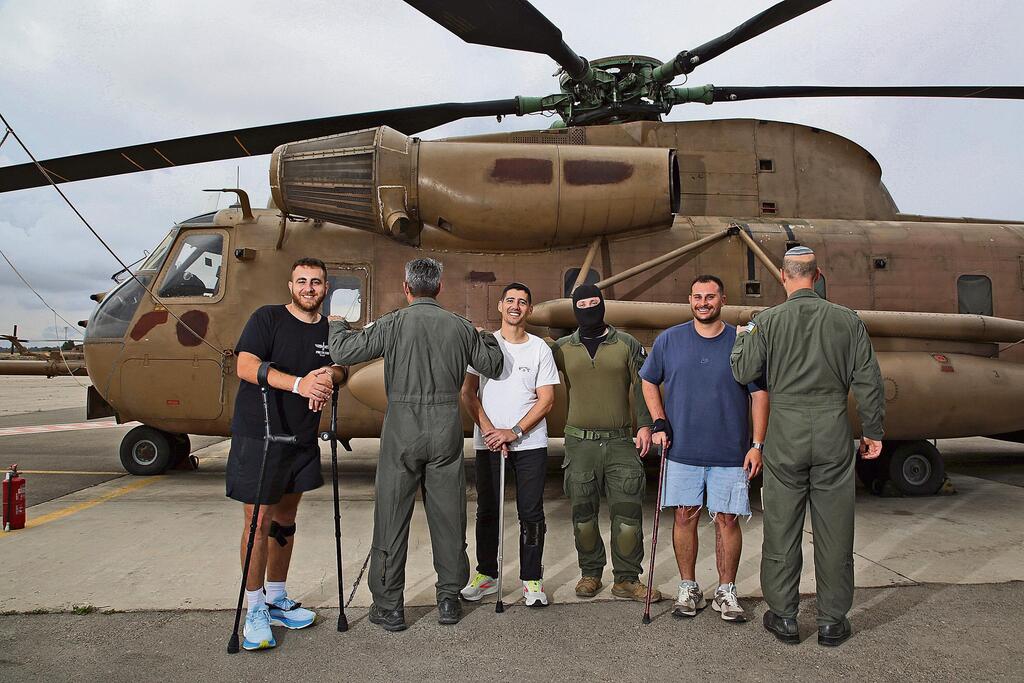 מימין: הקברניט רס"ן פ' הטייס, אלון הינדי, הרופא רס"מ ד"ר נ', אייל כהן, המכונאי המוטס רס"ן ח' ודביר דנגור
