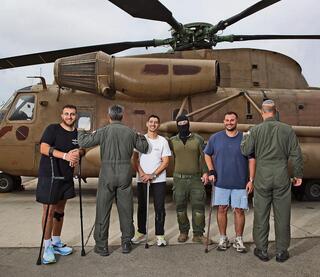 מימין: הקברניט רס"ן פ' הטייס, אלון הינדי, הרופא רס"מ ד"ר נ', אייל כהן, המכונאי המוטס רס"ן ח' ודביר דנגור