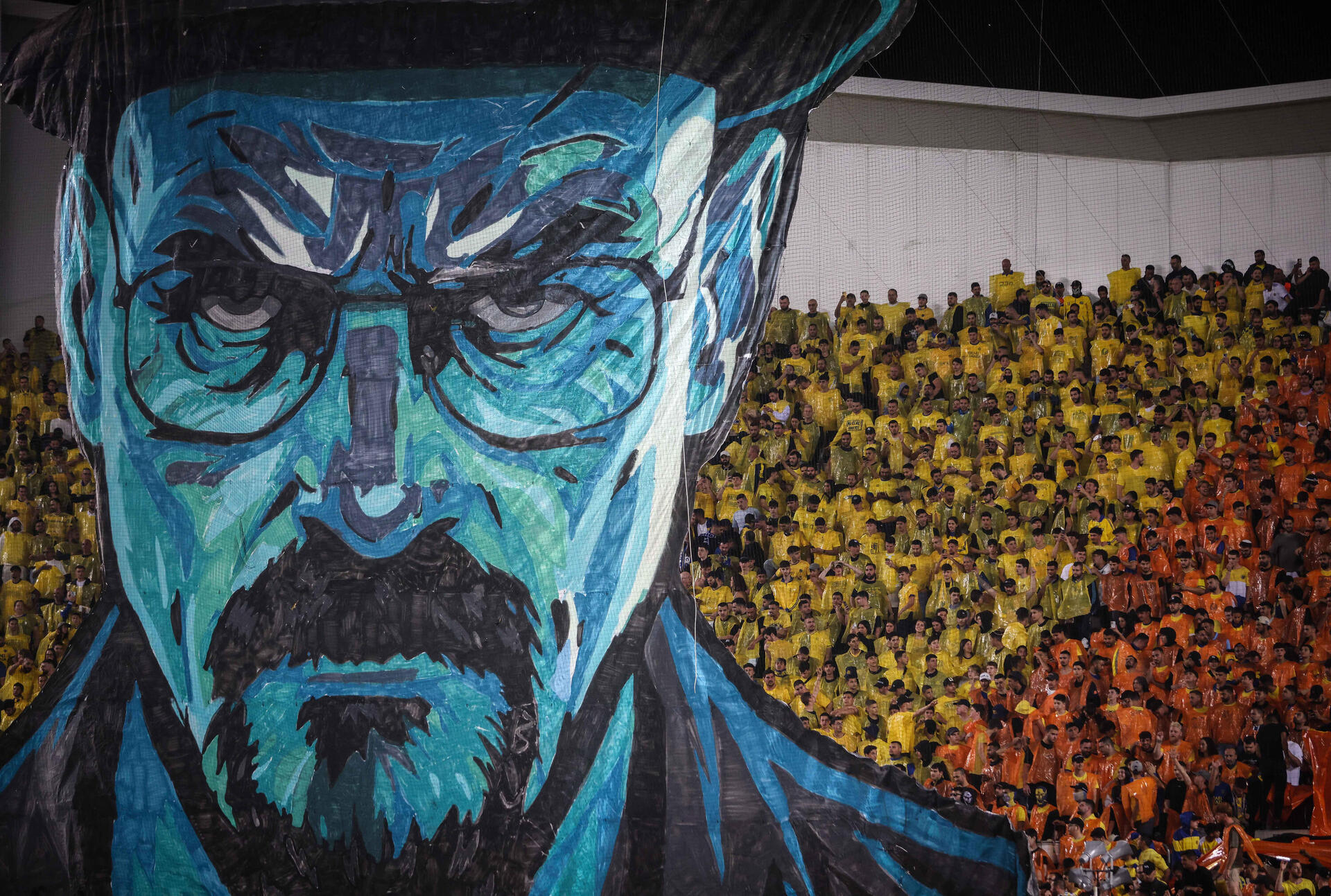 שובר שורות ביציע. אוהדי מכבי ת"א עם שלט של וולטר וויט מהסדרה המצליחה, במשחק מול הפועל באר-שבע