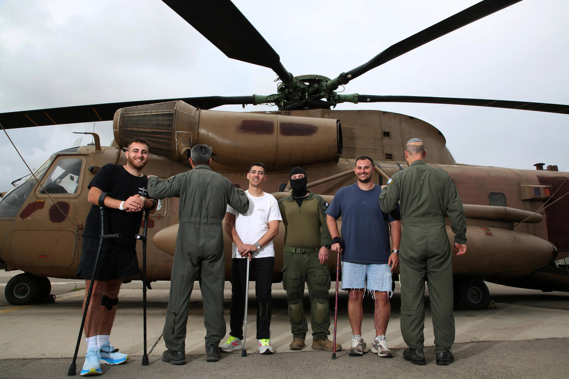 מרגש. לוחמים שנפצעו בעזה עם הצוות שחילץ אותם 