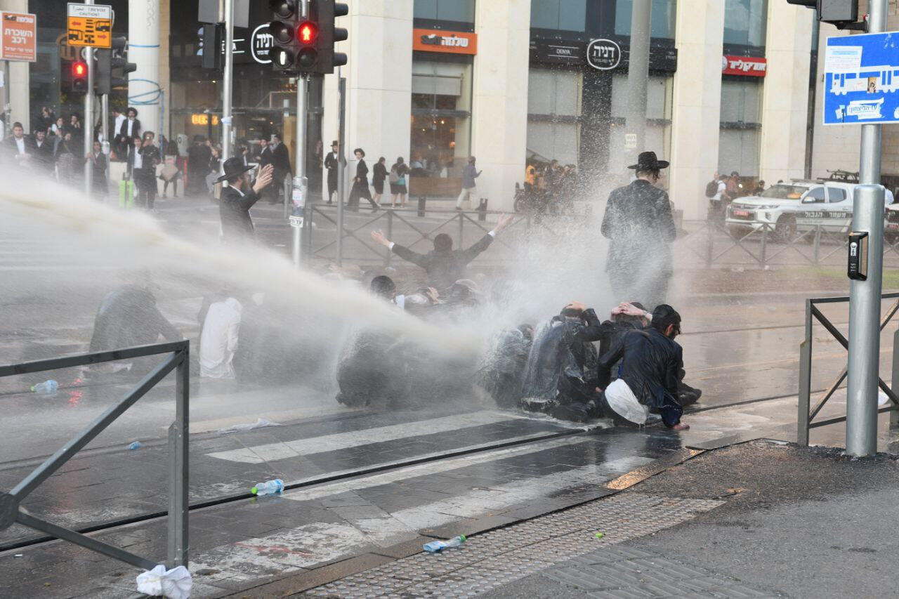 הפגנת חרדים מול לשכת הגיוס בירושלים 