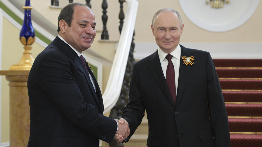 Egyptian President Abdel Fattah el-Sissi and Russian President Vladimir Putin in Moscow in 2025 (Photo: Alexey Nikolsky/Photo host agency RIA Novosti via AP) נשיא רוסיה פוטין עם נשיא מצרים עבד אל-פתאח א-סיסי לקראת מצעד ניצחון במוסקבה