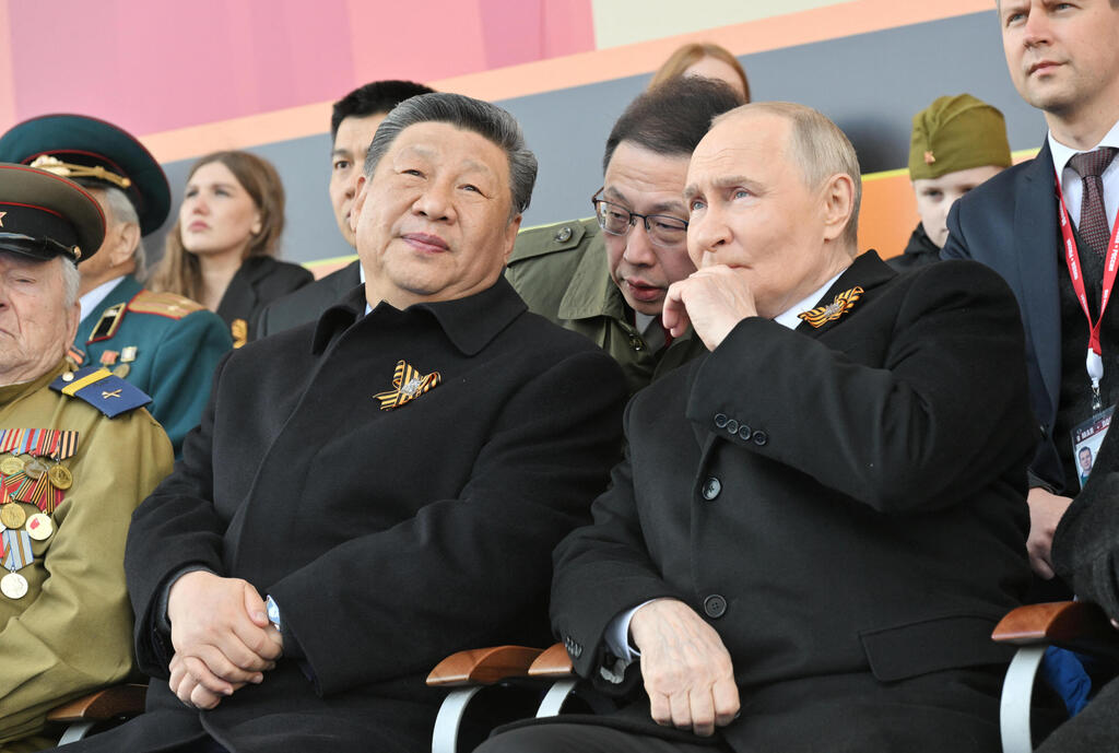 Путин и товарищ Си (Фото: Ivan Sekretarev/Mikhail Korytov/Host agency RIA Novosti/Handout via REUTERS) נשיא רוסיה פוטין עם נשיא סין שי ב מוסקבה לרגל מצעד ניצחון