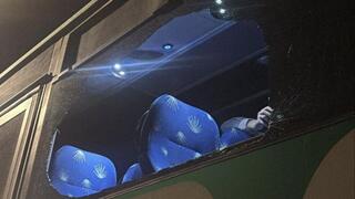נזק ל אוטובוס שנפגע מ יידוי אבנם ליד יריחו בפיגוע שבו נפגע קל תינוק