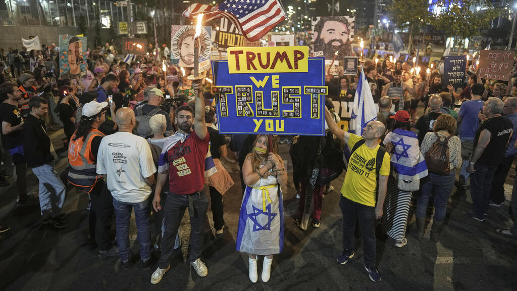Protesters call on Trump to bring about a hostage deal during a demonstration against the Netanyahu government (Photo: Oded Balilty / AP) הפגנה בדרך בגין, תל אביב