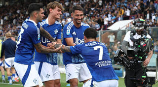 שחקני קומו חוגגים עם גבריאל סטרפצה