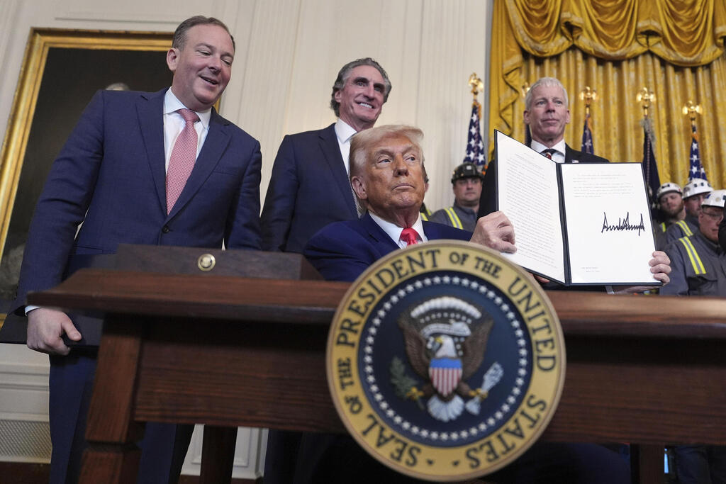 לי זלדין (משמאל) ביחד עם הנשיא טראמפ בחודש שעבר