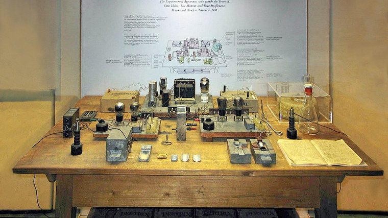 Part of Strassmann’s original laboratory equipment on display at the Deutsches Museum in Munich (Photo: Versuchsaufbau_Hahn_Deutsches_Museum.jpg: Luidger, Wikipedia) Part of Strassmann’s original laboratory equipment on display at the Deutsches Museum in Munich