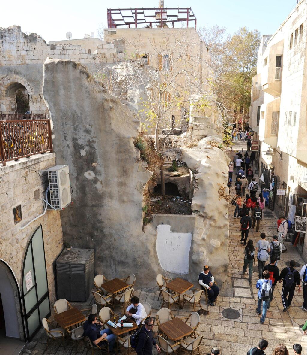 The synagogue ruins in 2008, before the start of the reconstruction (Photo: Amos Ben Gershom/GPO) בית הכנסת תפארת ישראל ב-2008, לפני שהחלו השיפוצים