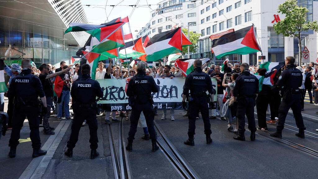 דגלי פלסטין בקהל במצעד המשלחות