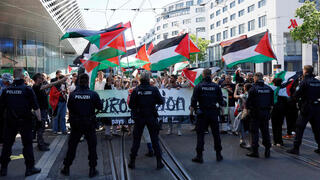 דגלי פלסטין בקהל במצעד המשלחות