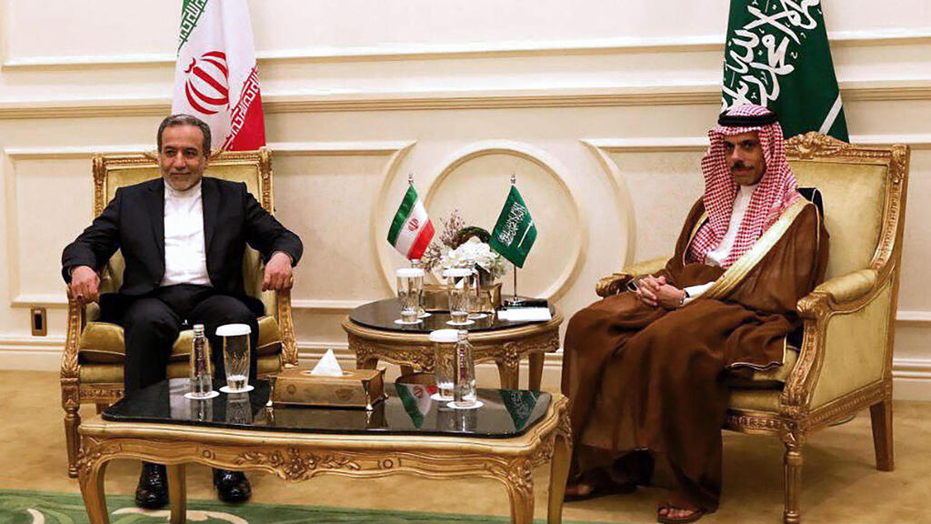 Iranian Foreign Minister Abbas Araghchi with Saudi Foreign Minister Faisal bin Farhan in Riyadh on May 10 (Photo: AFP / IRANIAN FOREIGN MINISTRY / HANDOUT) שר החוץ של איראן עבאס עראקצ'י עם שר החוץ של סעודיה פייסל בן פרחאן בריאד ב-10 במאי