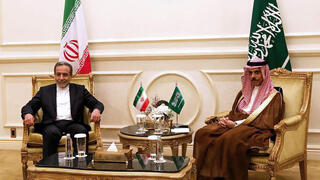 שר החוץ של איראן עבאס עראקצ'י עם שר החוץ של סעודיה פייסל בן פרחאן בריאד ב-10 במאי