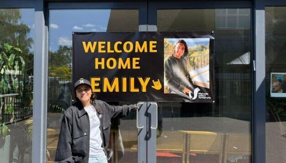 Emily Damari outside the London Shul