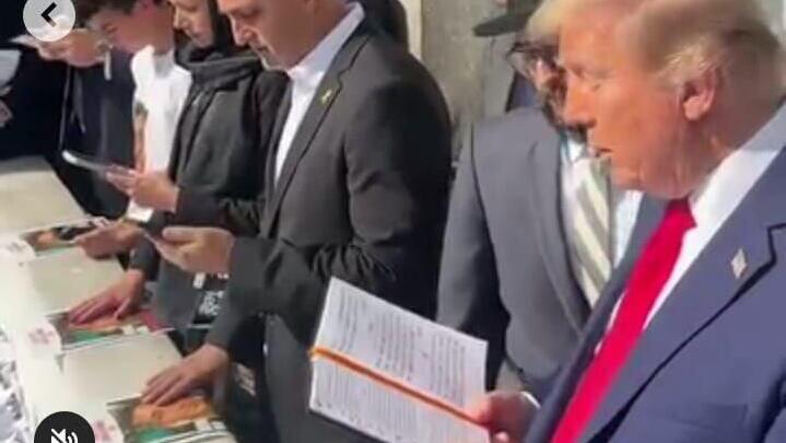 דונלד טראמפ בקברו של הרבי מלובביץ', ביום השנה הראשון לטבח 7.10, יחד עם משפחתו של עידן אלכסנדר