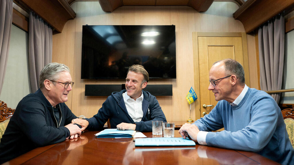 נשיא צרפת עמנואל מקרון קנצלר גרמניה פרידריך מרץ ראש ממשלת בריטניה קיר סטרמר ב רכבת ל קייב פייק ניוז סמים