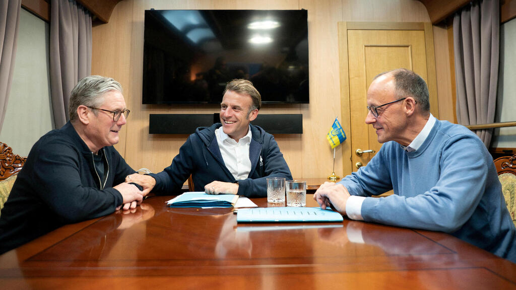 נשיא צרפת עמנואל מקרון קנצלר גרמניה פרידריך מרץ ראש ממשלת בריטניה קיר סטרמר ב רכבת ל קייב פייק ניוז סמים