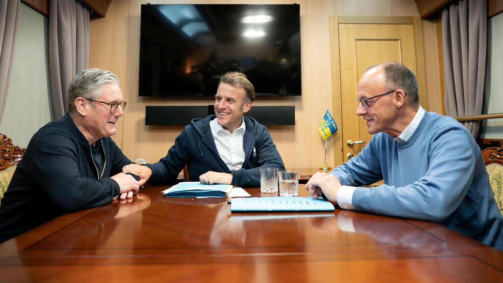 נשיא צרפת עמנואל מקרון קנצלר גרמניה פרידריך מרץ ראש ממשלת בריטניה קיר סטרמר ב רכבת ל קייב פייק ניוז סמים