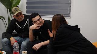      סמ״ר עידן אלכסנדר במפגש המרגש עם משפחתו בנקודת הקליטה הראשונית