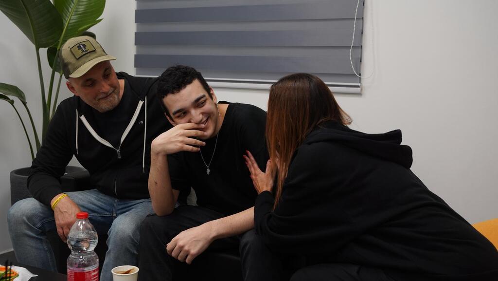      סמ״ר עידן אלכסנדר במפגש המרגש עם משפחתו בנקודת הקליטה הראשונית