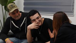      סמ״ר עידן אלכסנדר במפגש המרגש עם משפחתו בנקודת הקליטה הראשונית