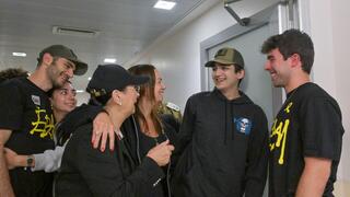 עידן אלכסנדר נפגש עם בני משפחתו לראשונה בבית החולים איכילוב