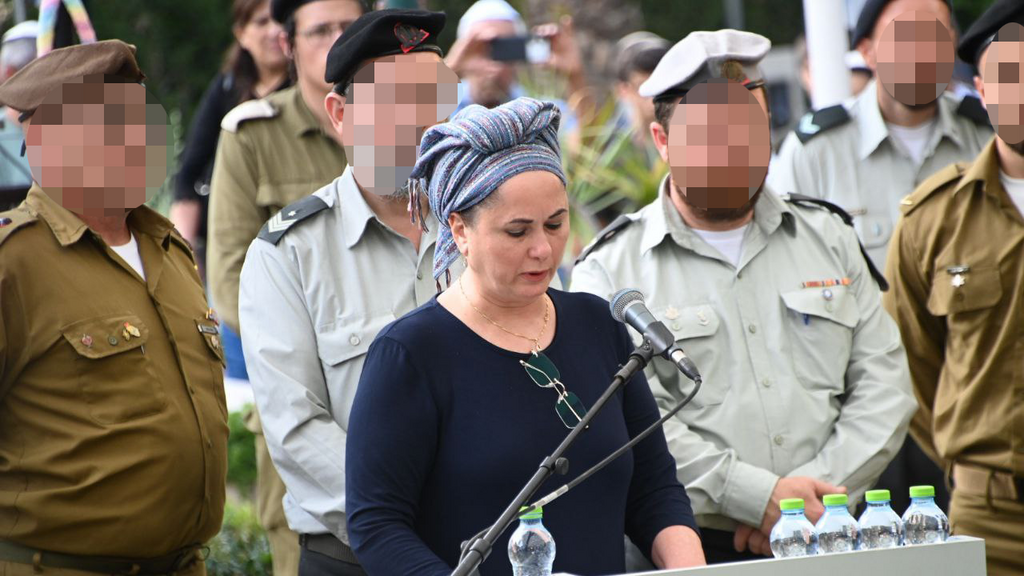ענת, אחותו של רס"ל צבי פלדמן ז"ל בהלווייתו