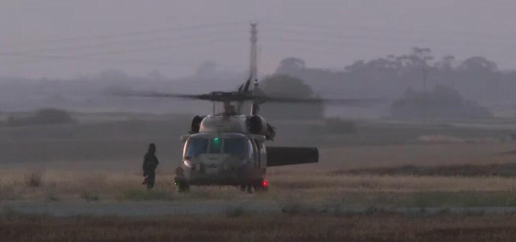 The helicopter carrying Edan Alexander has landed at the reception point in Re’im base (Photo: AP) המסוק שבו עידן אלכסנדר נמצא נחת במחנה רעים