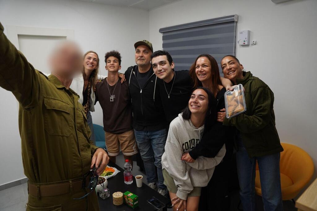 Edan Alexander reunites with his family at the reception point on Re'im base (Photo: IDF) סמ״ר עידן אלכסנדר במפגש המרגש עם משפחתו בנקודת הקליטה הראשונית