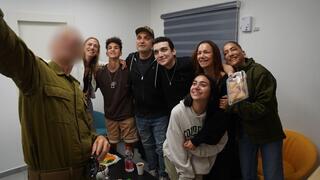  סמ״ר עידן אלכסנדר במפגש המרגש עם משפחתו בנקודת הקליטה הראשונית