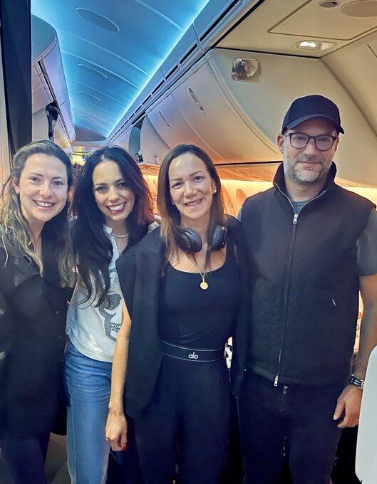 U.S. special envoy Adam Boehler with Yael Alexander on their way to Israel ahead of Edan Alexander's release (Photo: X) שליחו של טראמפ, אדם בוהלר, ויעל, אימו של עידן אלכסנדר, בדרכם לישראל