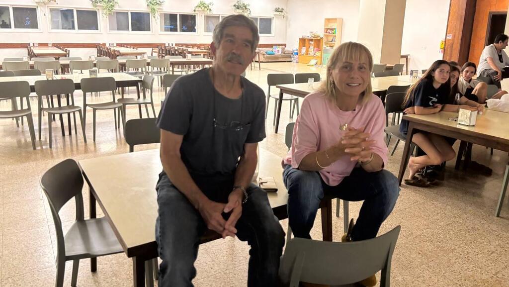 Yishai Katziri watching Edan Alexander's release ישי קצירי שנפל בשבי המצרי בחדר האוכל בקיבוץ חצור