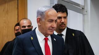 רה"מ בנימין נתניהו נכנס לאולם הדיונים על מנת לתת את עדותו בתיקי אלפים