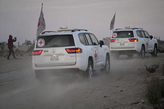 הצלב האדום שבידיו עידן אלכסנדר מתקרב למחסום כיסופים