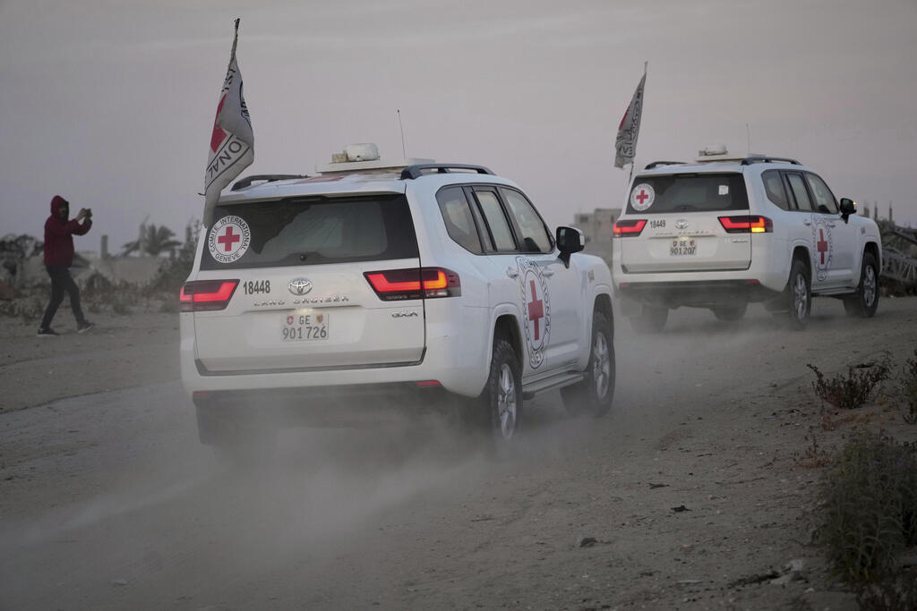 הצלב האדום שבידיו עידן אלכסנדר מתקרב למחסום כיסופים