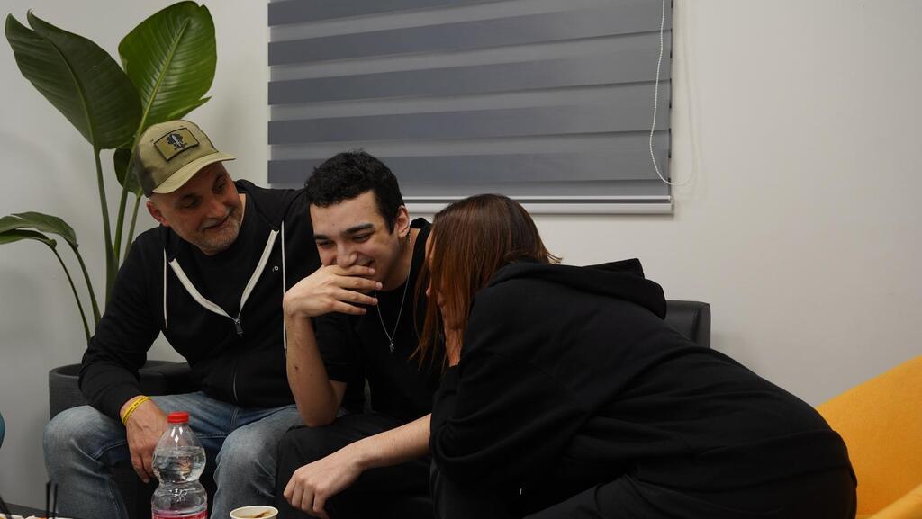  סמ״ר עידן אלכסנדר במפגש המרגש עם משפחתו בנקודת הקליטה הראשונית