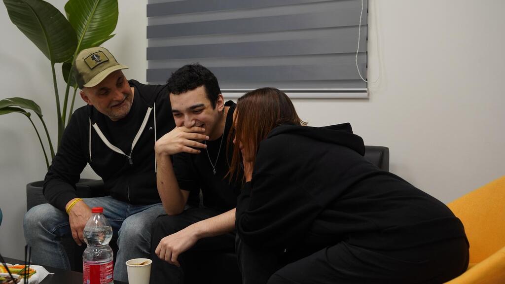  סמ״ר עידן אלכסנדר במפגש המרגש עם משפחתו בנקודת הקליטה הראשונית