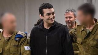   סמ״ר עידן אלכסנדר במפגש המרגש עם משפחתו בנקודת הקליטה הראשונית