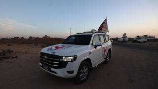 הצלב האדום שבידיו עידן אלכסנדר מתקרב למחסום כיסופים