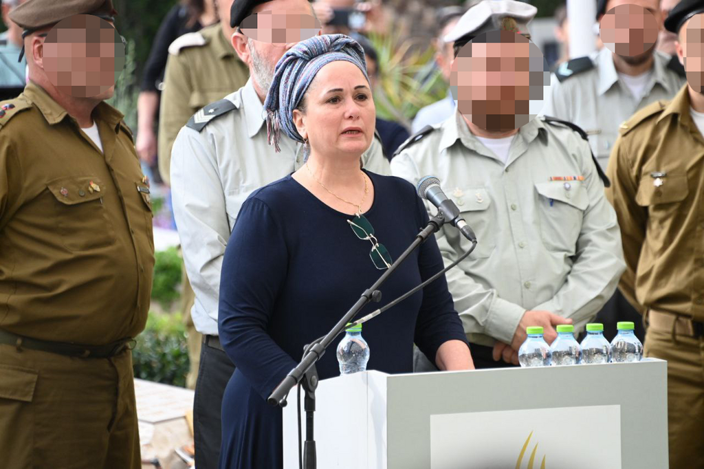 ענת, אחותו של רס"ל צבי פלדמן ז"ל בהלווייתו