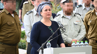 ענת, אחותו של רס"ל צבי פלדמן ז"ל בהלווייתו