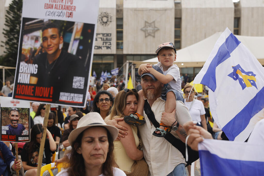 צעדת משפחות החטופים מכיכר החטופים לשגרירות ארה"ב בעקבות שחרורו של עידן אלכסנדר