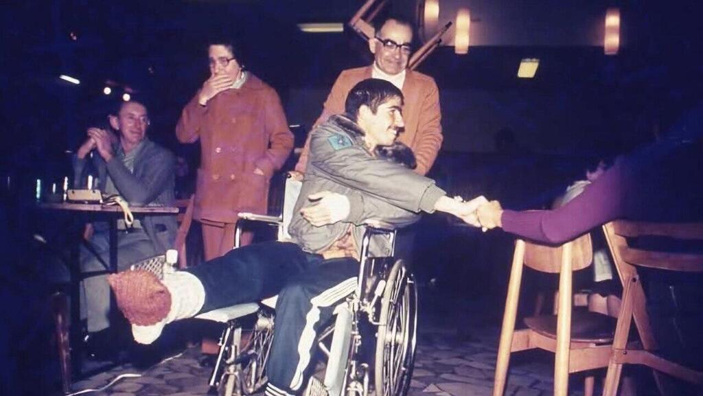 Katziri after his release ישי קצירי שנפל בשבי המצרי בחדר האוכל בקיבוץ חצור אחרי שחרורו מהשבי