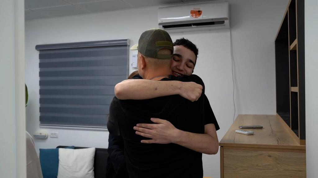  סמ״ר עידן אלכסנדר במפגש המרגש עם משפחתו בנקודת הקליטה הראשונית