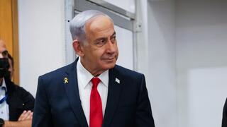 רה"מ בנימין נתניהו נכנס לאולם הדיונים על מנת לתת את עדותו בתיקי אלפים