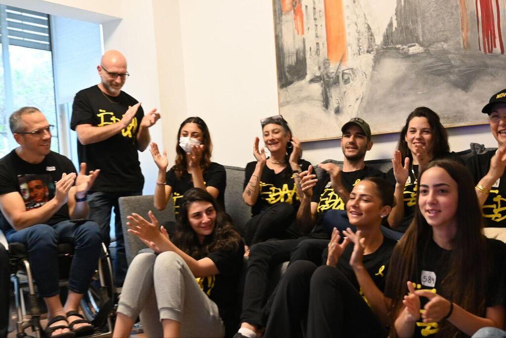 משפחת אלכסנדר עם קבלת העדכון על העברתו של עידן לידי הצלב האדום