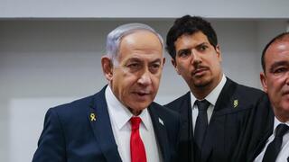 רה"מ בנימין נתניהו נכנס לאולם הדיונים על מנת לתת את עדותו בתיקי אלפים