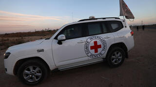 הצלב האדום שבידיו עידן אלכסנדר מתקרב למחסום כיסופים